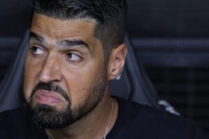 António Oliveira recebe 'cutucada' ao vivo no Corinthians por declarações recentes: "Lamentável"