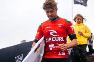 Chumbinho lamenta não defender título da etapa de Peniche no surfe: 'Torcida para brasileiros'