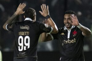 Com show de Payet e reencontro de Vegetti com o gol, o Vasco vence
