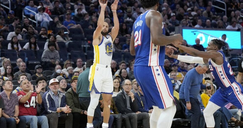 Curry ofusca Embiid e Warriors derrotam 76ers na NBA