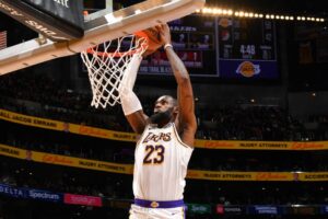 LeBron James impressiona com enterrada em vitória dos Lakers na NBA