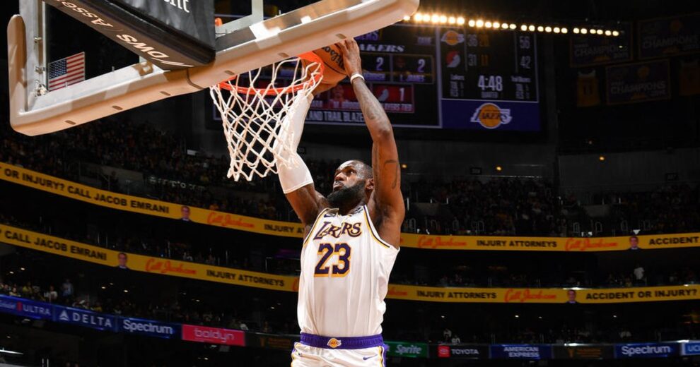 LeBron James impressiona com enterrada em vitória dos Lakers na NBA