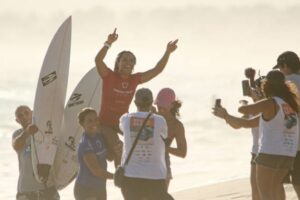 Surfista Tainá Hinckel aumenta para 157 o número de vagas olímpicas do Brasil em Paris
