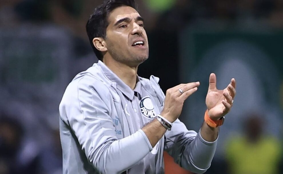Abel Ferreira faz improvisação em time titular do Palmeiras e jogador expõe dificuldades