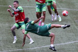 Abel Ferreira quase marca golaço em treino do Palmeiras; veja