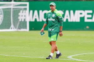 Abel Ferreira volta aos treinos do Palmeiras em reta final de preparação