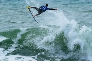 Brasil classifica cinco surfistas em Peniche; Medina cai para repescagem