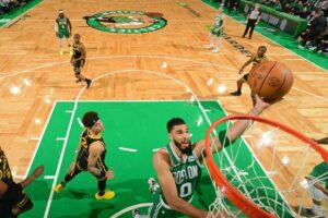 Celtics arrasam Warriors por 52 pontos de diferença com show de Brown e do aniversariante Tatum