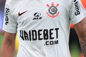 Corinthians ganha R$ 30 milhões por ano com camisas, sendo a 3ª equipe que melhor arrecada no Brasil