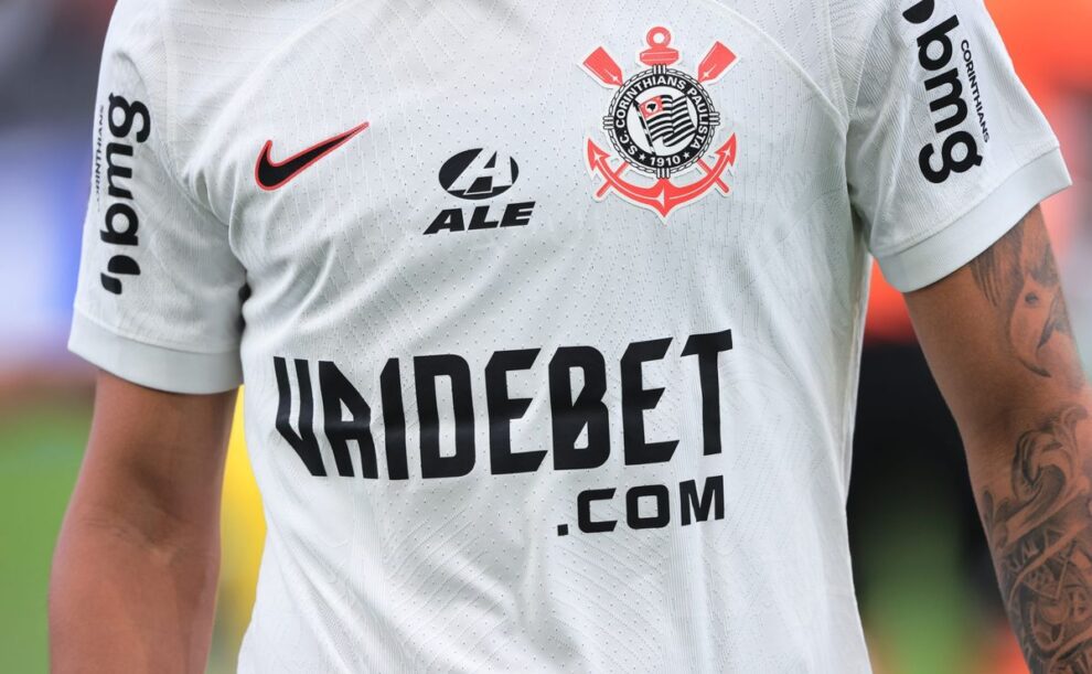 Corinthians ganha R$ 30 milhões por ano com camisas, sendo a 3ª equipe que melhor arrecada no Brasil