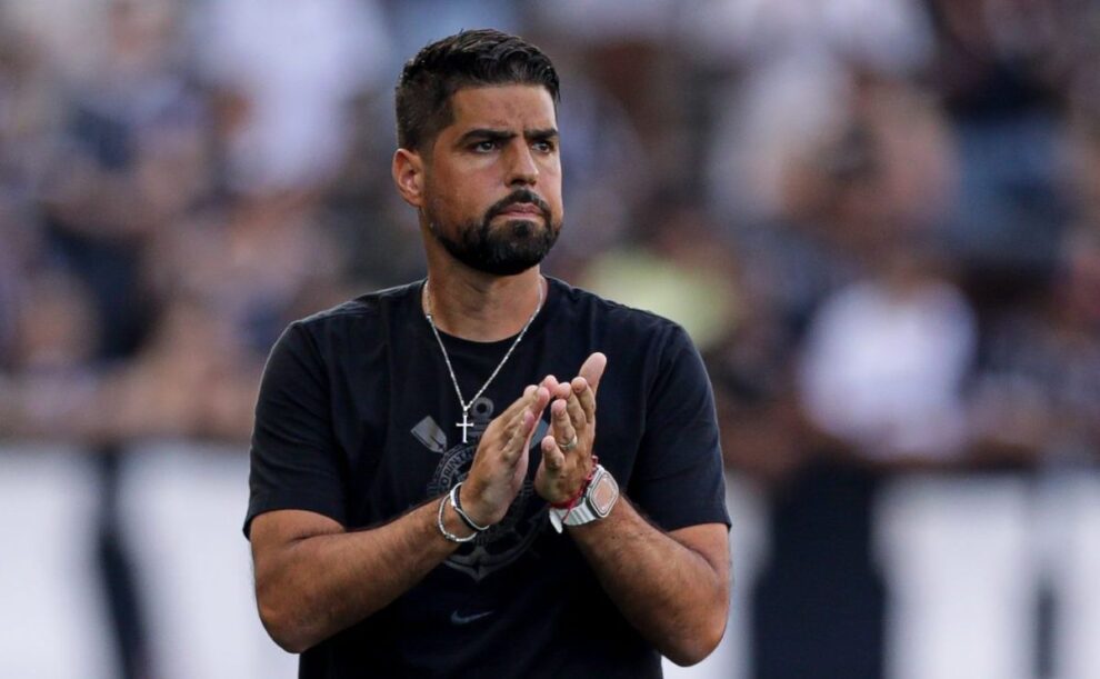 Corinthians planeja contratar reforços para António Oliveira na janela extra de abril