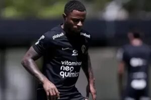 Diego Palacios volta a realizar aquecimento com o elenco do Corinthians após lesão