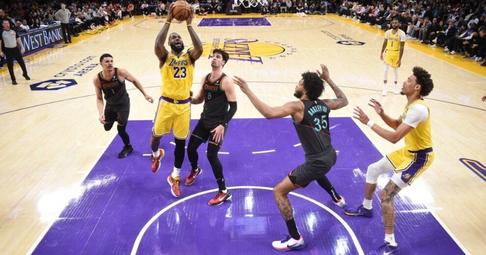 Lakers sofrem, mas vencem Wizards na prorrogação e LeBron se aproxima de marca histórica
