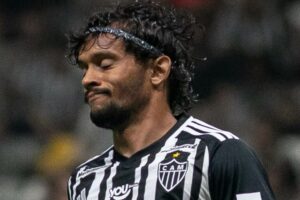 Scarpa vive fase ruim no Atlético-MG e torcida do Palmeiras brinca: ‘Carma vem’