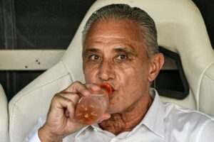 Tite decide contratar Carlinhos, que foi dispensado pelo Corinthians