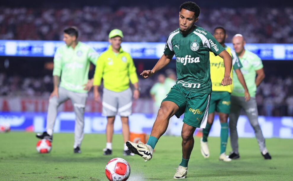 Torcida do Palmeiras incentiva aposta de Abel em Lázaro e pede para treinador tomar decisão