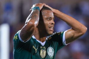 Abel decide barrar Caio Paulista no Palmeiras; lateral não joga há 4 jogos