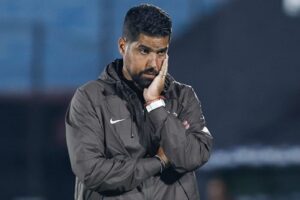 António Oliveira continua sendo bancado pelo Corinthians, mas balança no cargo após derrota