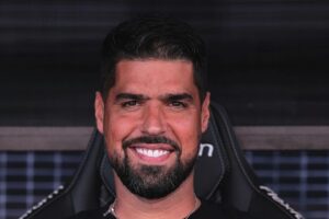 António Oliveira pode escalar Corinthians com Coronado de titular; Veja o time provável
