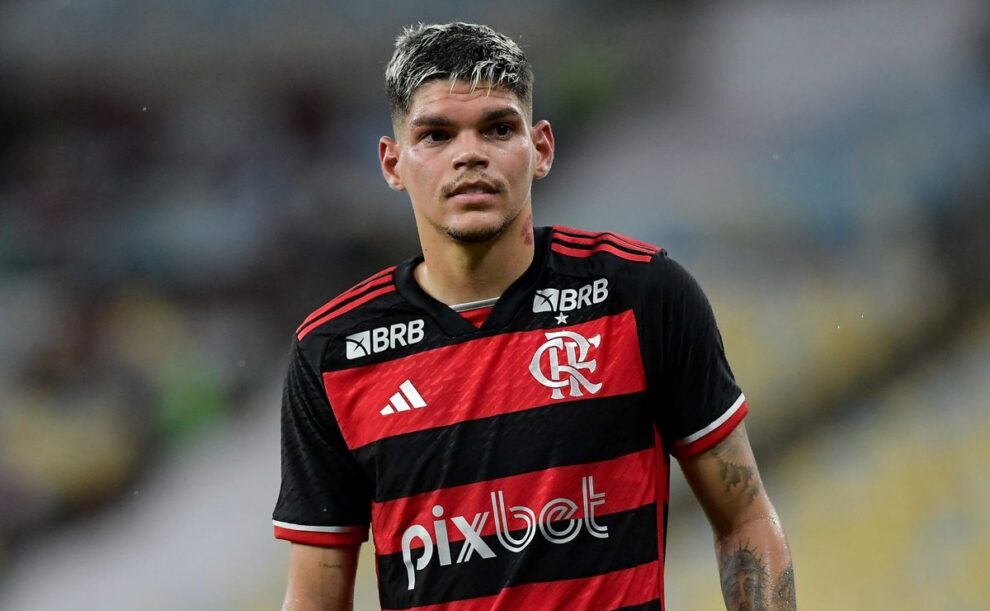 Ayrton Lucas sai na frente para ser o titular do Flamengo na final do Carioca