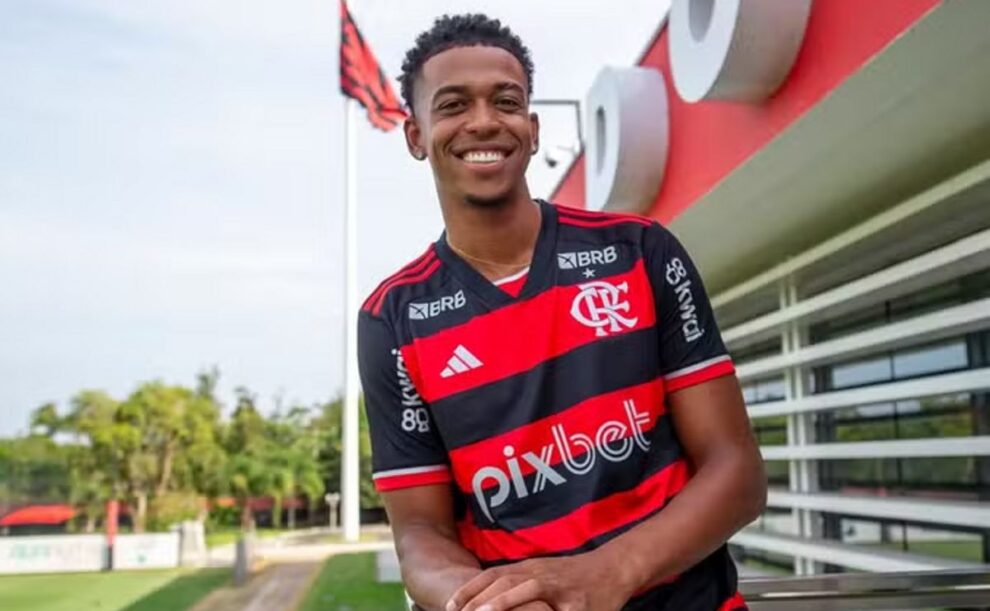 Carlinhos impressiona Tite nos bastidores do Flamengo e deve fazer estreia neste domingo (14)