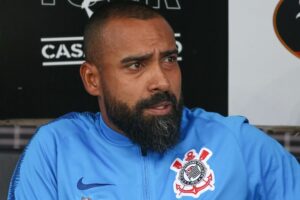 Coelho faz críticas e elogios sobre António Oliveira no Corinthians