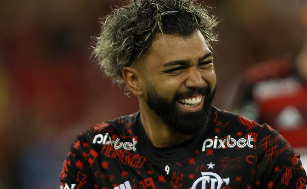 Com Gabigol na bandeira, torcida do Flamengo provoca Vasco: ‘Final para poucos’