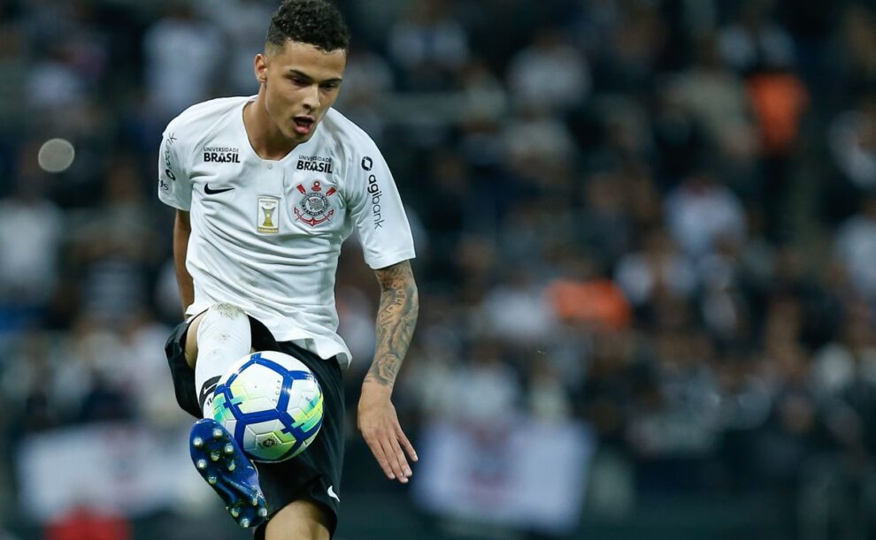 Corinthians é processado pelo Nacional por contratação de Thiaguinho