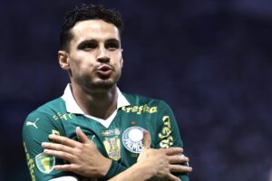 Decisivo! Raphael Veiga chega a 12° gol em finais pelo Palmeiras