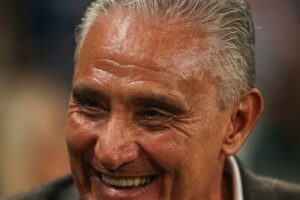 Flamengo quer contratar meia e lateral-esquerdo para Tite em abril