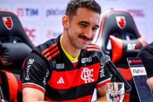 Flamengo vence Palestino com direito a gol do estreante Léo Ortiz e 'ajudinha' de joia da base