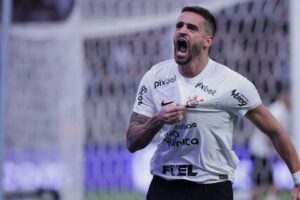 Ídolo do Corinthians, Renato Augusto elogia a Neo Química Arena: "melhores campos do Brasileirão"