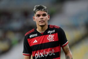 Marcos Braz despista sobre Flamengo contratar reserva para Ayrton Lucas: "Sempre monitora"