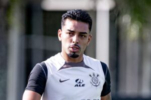 Matheus Bidu volta a jogar pelo Corinthians após quatro meses e pode ganhar sequência