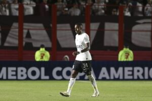 Raul Gustavo pede desculpas após expulsão em derrota do Corinthians
