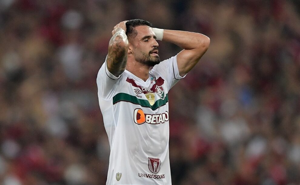 Renato Augusto sai de campo lesionado em jogo do Fluminense e torcida do Corinthians repercute