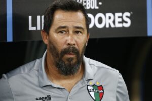Técnico do Palestino se impressiona com qualidade do Flamengo