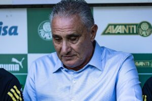 Torcida do Flamengo questiona Tite por começar jogo sem De La Cruz e Pedro