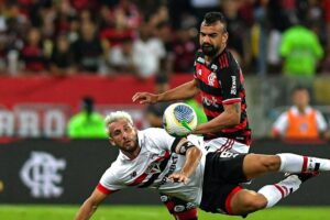 Treta entre Fabrício Bruno e Calleri é dublada em Flamengo x São Paulo