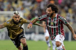 Vidal e Marcelo se desentendem em partida na Libertadores; confira lances