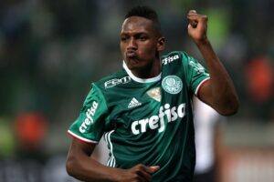 Yerry Mina negocia com rival no Brasil e pode enfrentar Palmeiras na Libertadores