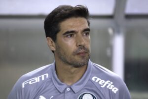 Abel Ferreira estuda quatro mudanças na equipe titular do Palmeiras