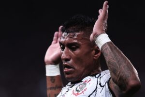 De saída do Corinthians, Paulinho elege gol contra o Vasco como o mais importante