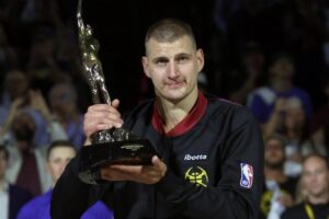 Jokic recebe troféu e comanda virada dos Nuggets sobre os Wolves na NBA