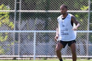 Palacios avança em recuperação após aparecer no CT do Corinthians
