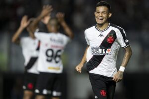 Álvaro Pacheco tem reforços de Adson e meia no Vasco para pegar Palmeiras 
