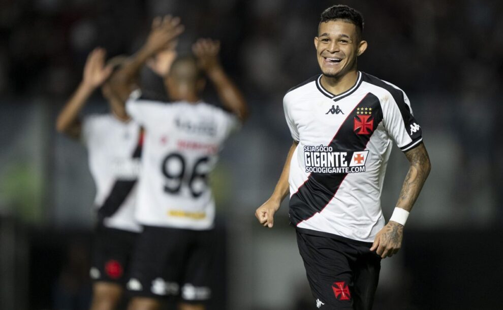 Álvaro Pacheco tem reforços de Adson e meia no Vasco para pegar Palmeiras 