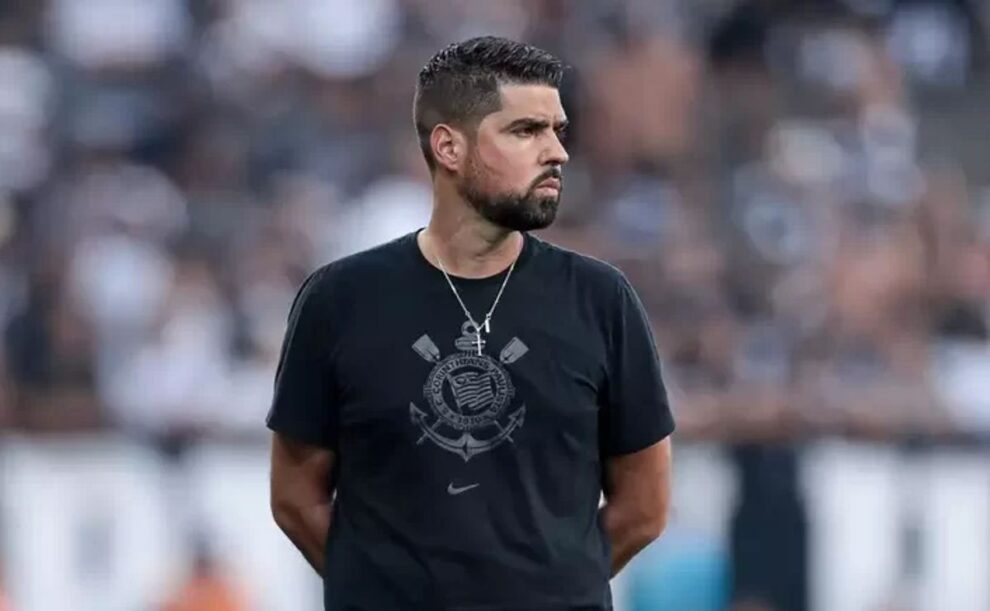António Oliveira traça planos para ajustar setor ofensivo do Corinthians