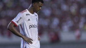 Carlinhos enfrenta obstáculos no Flamengo