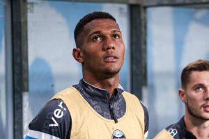 Ex-Grêmio, Adriel vira alvo do Corinthians para substituir Carlos Miguel